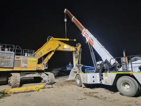 Night lift with a DWA crane and excavator